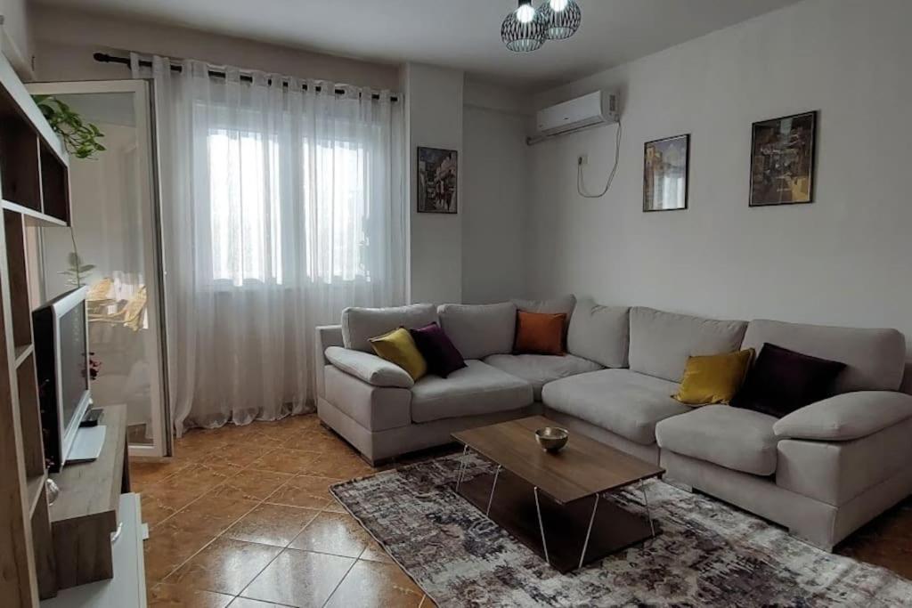 Cozy Sunlit Apartment With Scenic Balcony View تيرانا المظهر الخارجي الصورة