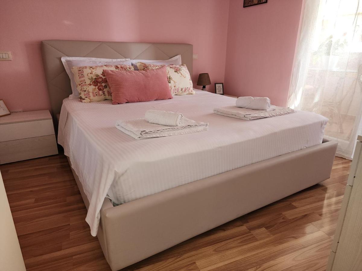 Cozy Sunlit Apartment With Scenic Balcony View تيرانا المظهر الخارجي الصورة